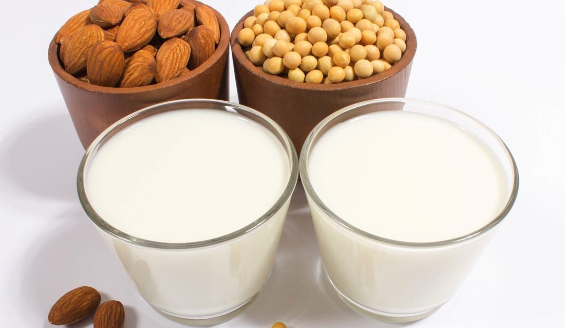 ¿Leche de almendras o leche de soja? Comparativa y beneficios para la salud