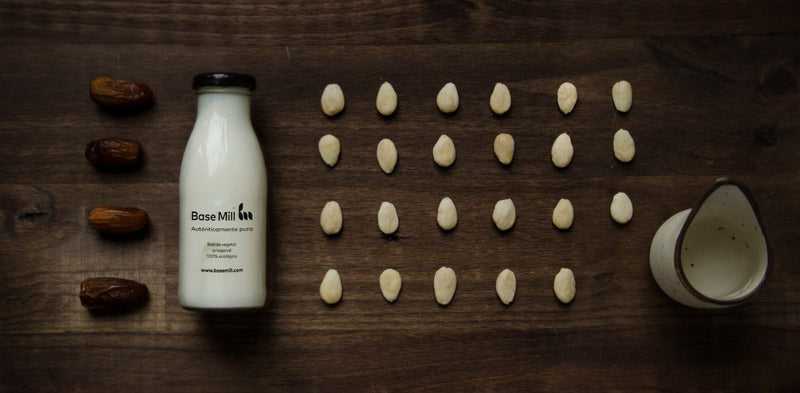 Los 10 beneficios más importantes de la leche de almendras para tu salud￼
