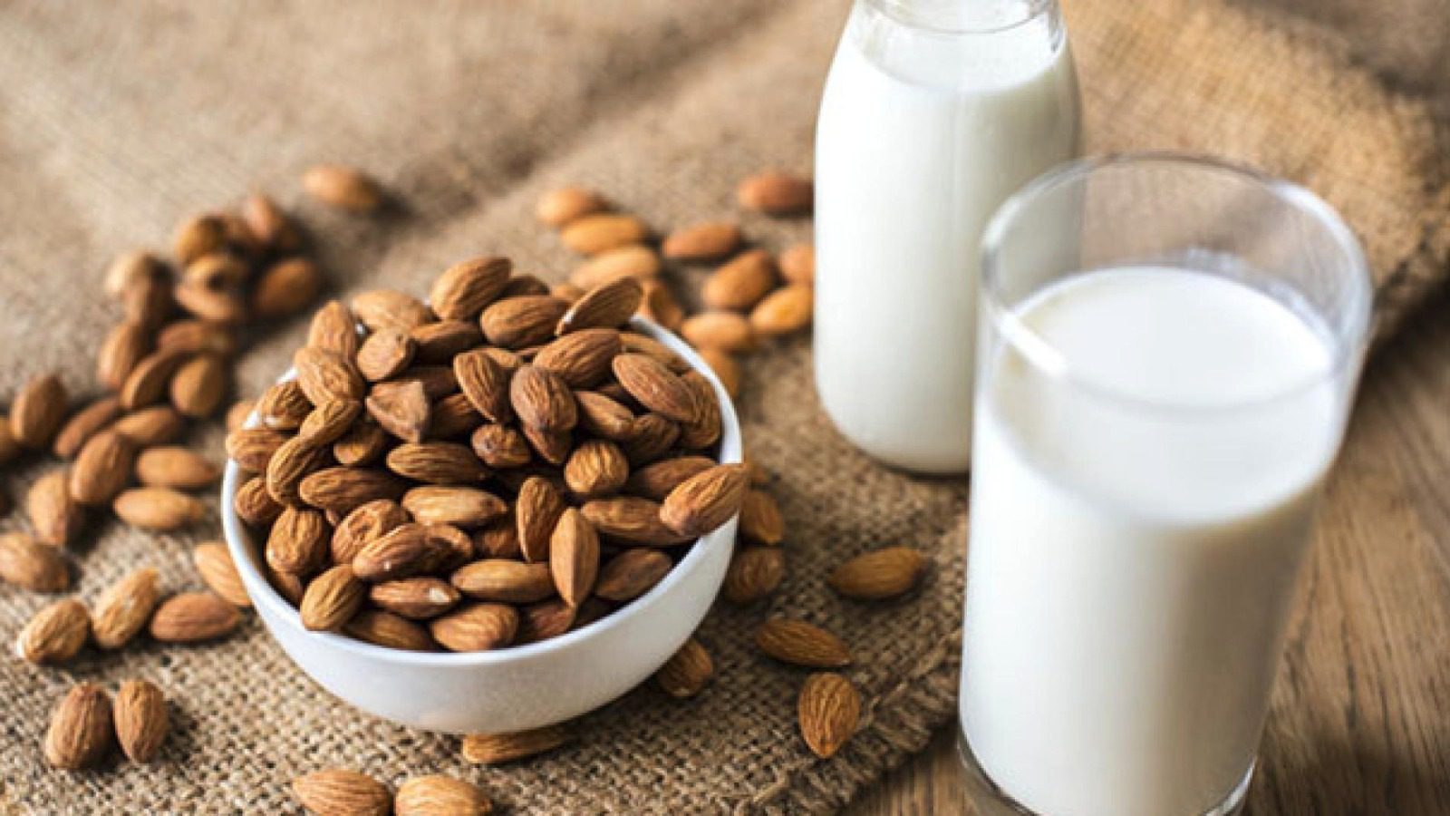 10 Desayunos Keto con un Toque Especial: Explora las Posibilidades con Muesli y Leche de almendras